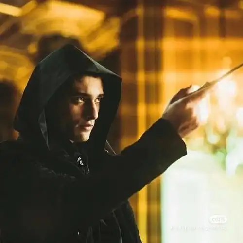 由马克桑斯·达奈-弗伟尔扮演图二～图五:由克里斯蒂安·库尔森扮演