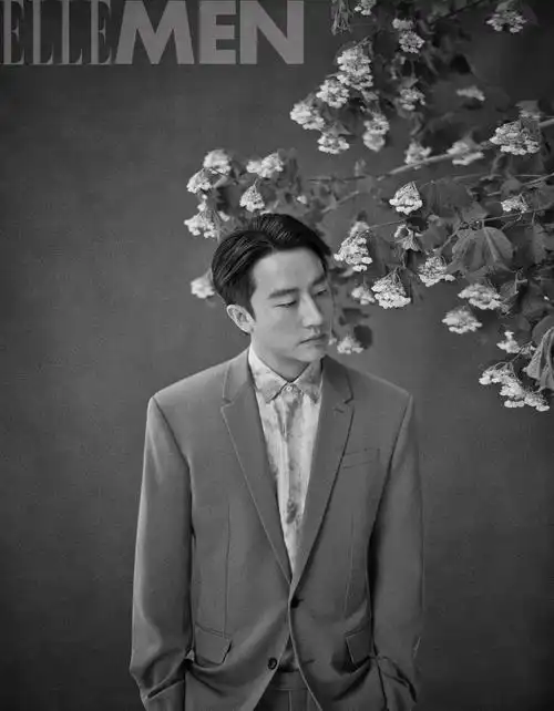 黄轩三登《ellemen睿士》封面 蝴蝶点缀西装尽显时尚格调