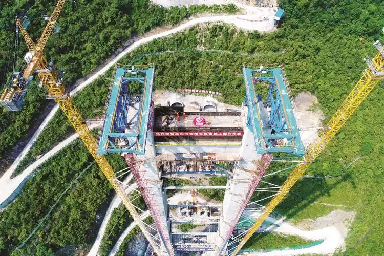 2018年6月底,赤水河红军大桥两岸高达两百多米的主墩索塔成功封顶.