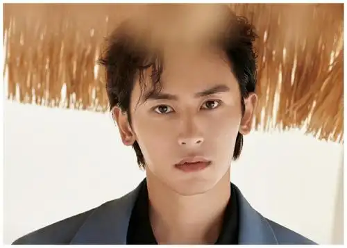 张哲瀚被吐槽像大叔,《复古神探》编剧认错谢罪,入戏太深被带偏