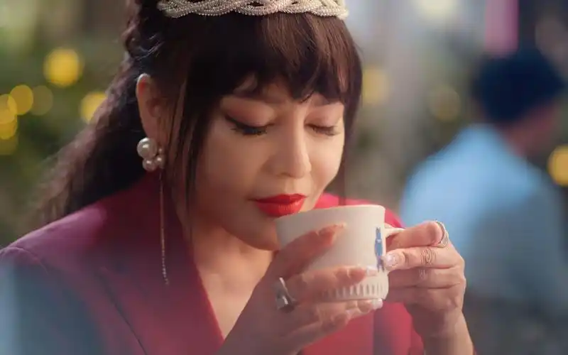 台湾歌手千百惠在望平街再次唱响《走过咖啡屋》,复古迪斯科情景群舞