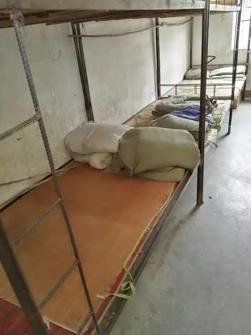 当然很简陋,甚至寒酸