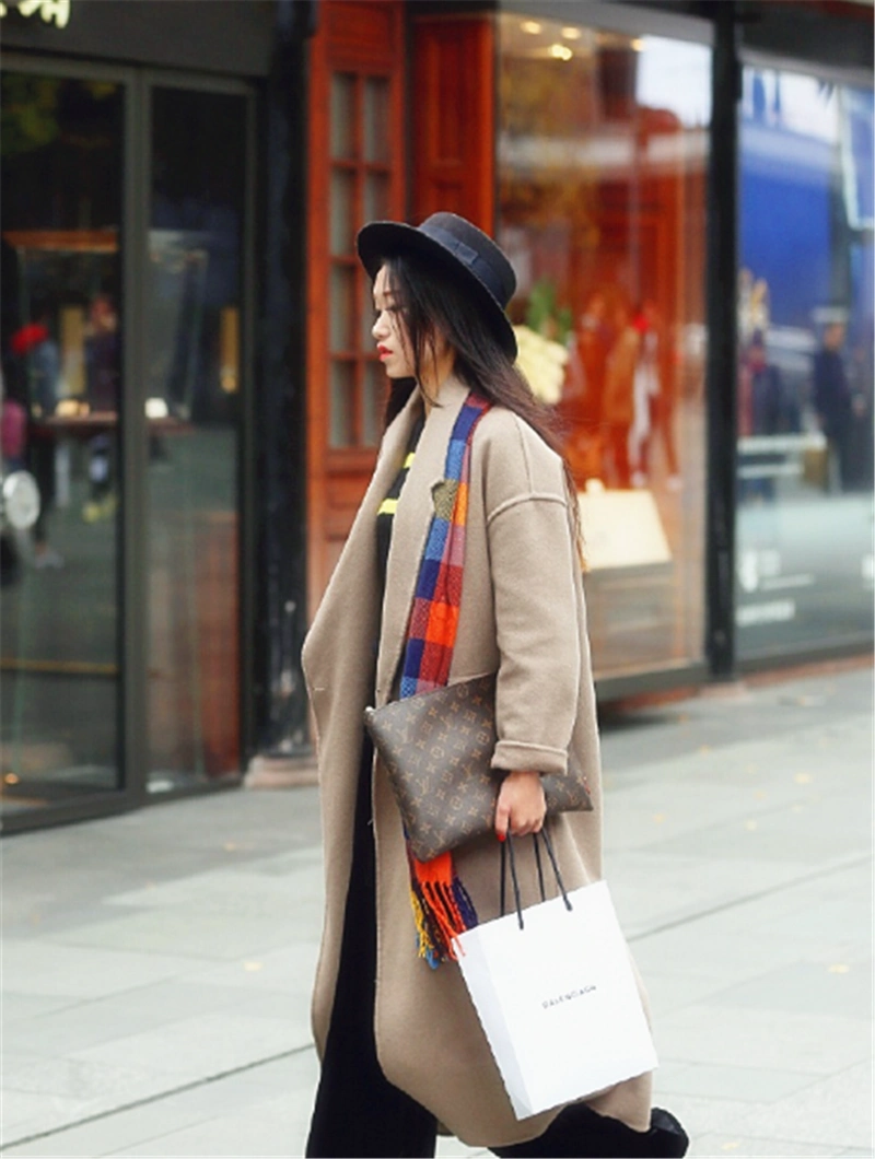 四川街拍美女:第二个超短裤,配上休闲黑衣服包裹,太养眼了!