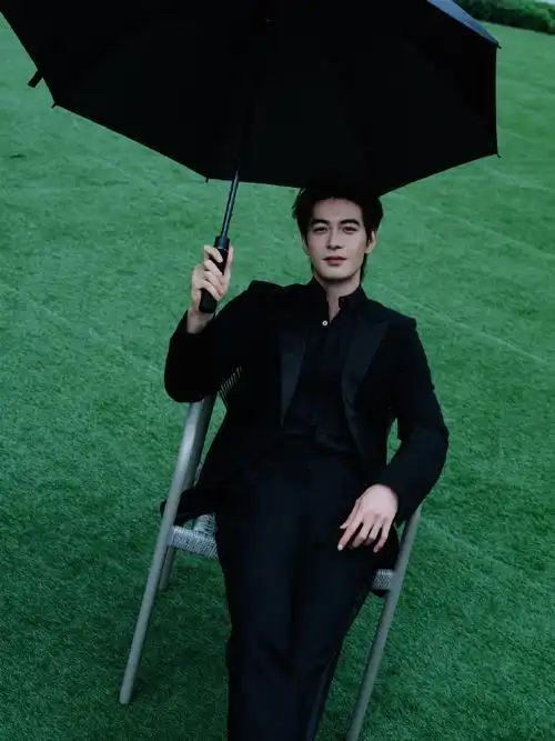 狼尾发型与全黑西装让他气质出众,这位内娱少有的正统周正大帅哥,侧颜