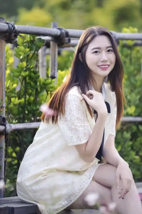 户外美景阳光下的一个长发飘逸清秀女孩