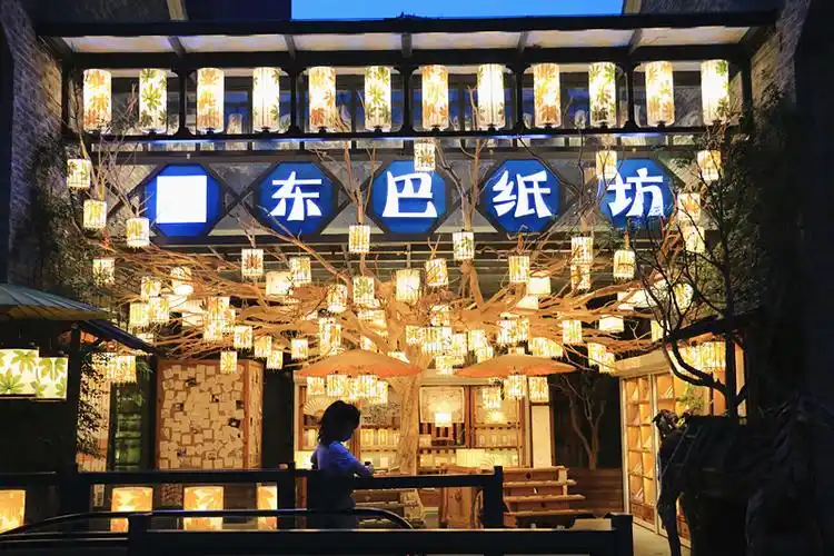 南滨路上颇具文化气息的东巴纸坊  图/王雪