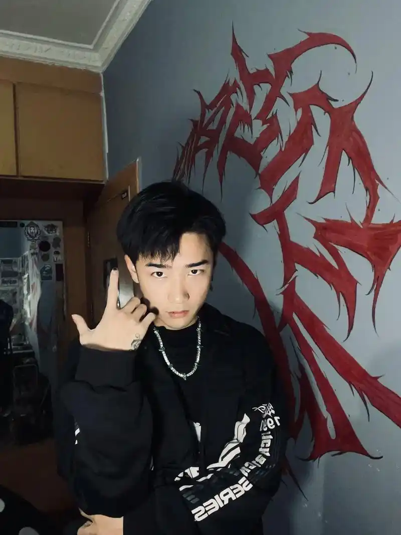 我们生来就是孤独.#纹身师 #分享照片 #185大帅哥 #六 - 抖音