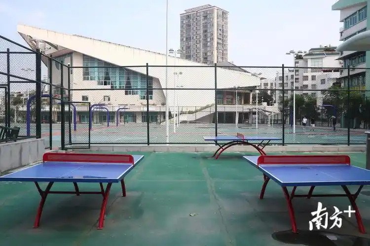 潮州市体育馆在室外配置了12张乒乓球桌.