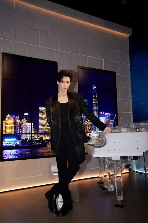 罗云熙戴眼镜侧颜