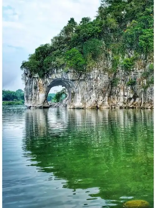 桂林山水水中倒影