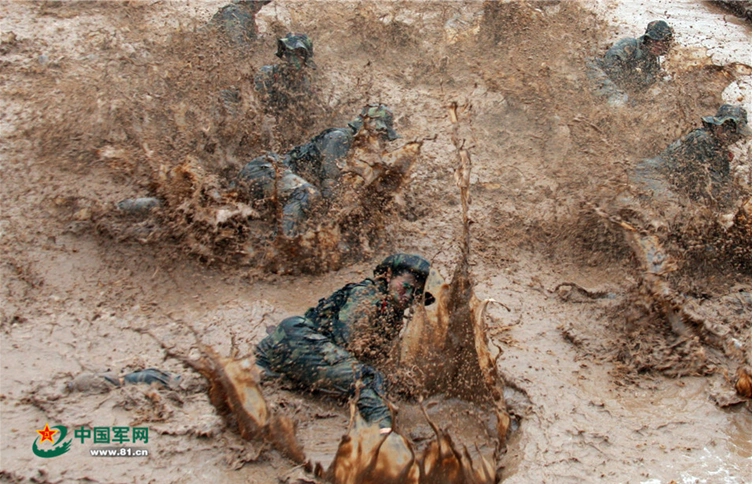 2012年5月,雪豹突击队员在泥池磨难区倒功训练.特约记者李光印 摄