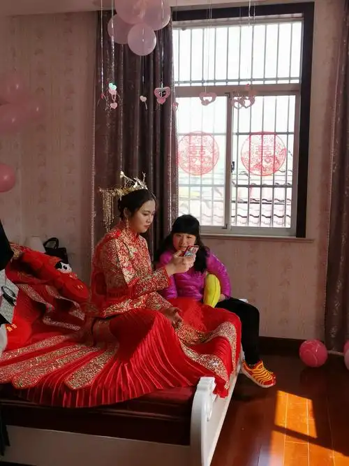 新娘端坐婚床上