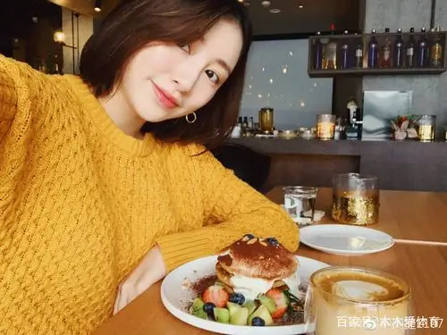 1米63艺体女神周捷晒照秀身材!怀孕27周,红色孕装太美艳