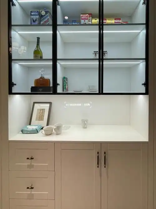 酒柜玻璃门是灰色,非纯黑.配的水晶拉手和玻璃柜门比