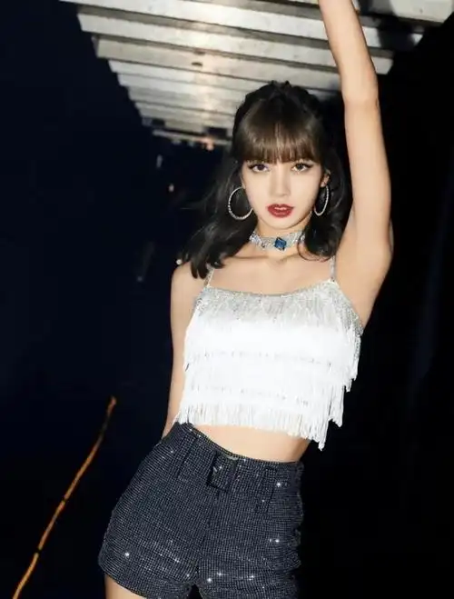 比例失调lisa被指丰臀过度盲目追求欧美风没被豪门男友承认