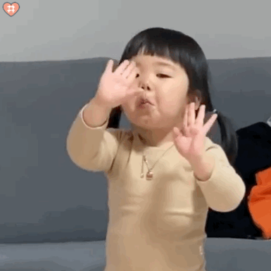 可爱宝宝表情包动图 ins上刷到的萌娃 她实在太好玩了