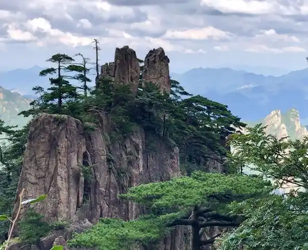 二年前起乡知青,自己做团一起登黄山在黄山顶上,住了二天宾馆看了日出