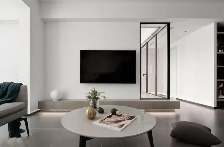 电视背景墙的挑台与多功能室的地台设计合二为一,以特色和创意破局