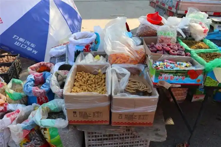 各种饼干糖果,虽然在现在很多人看来不好吃,但是年纪大的人总会买几