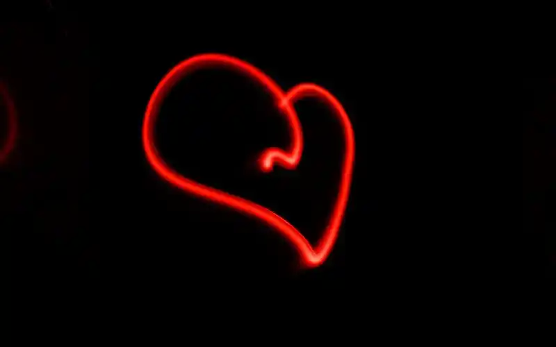 红线爱心,黑色背景 4k