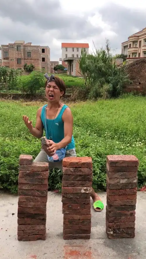 徒手劈砖,觉得不错的点个赞