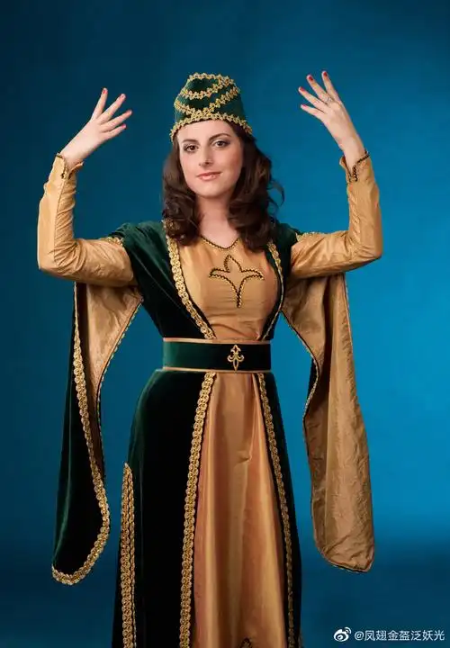 亚美尼亚的民族服装可以追溯到2800年前的乌拉尔图王朝,女人的长袍和