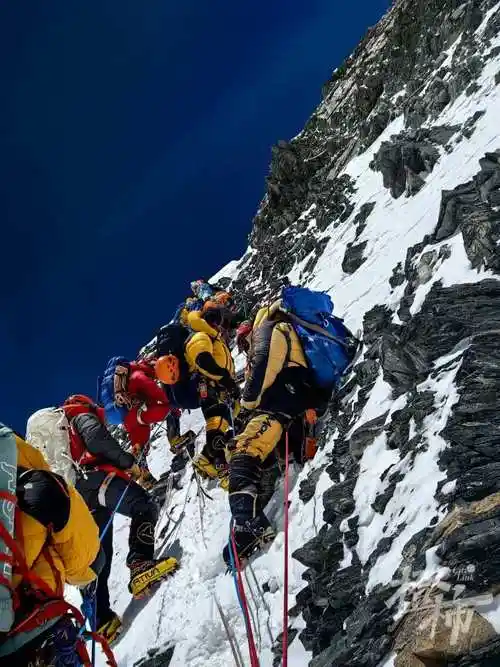 52岁中国同胞倒在离珠峰顶峰仅几米远的地方刚登顶成功的浙江人顾旭明