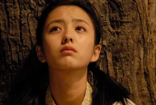 佟丽娅《空巷子》剧照佟丽娅新浪娱乐讯 正在山东台热播的年代青春