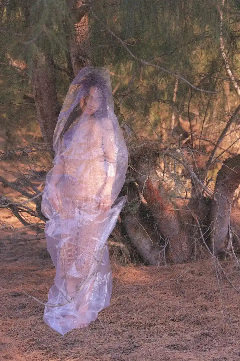 抠搜摄影师为省经费捡透明垃圾袋拍照束缚