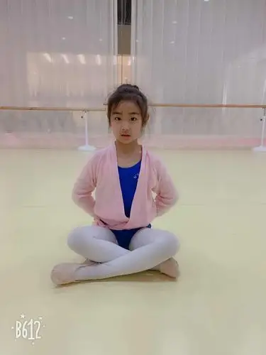 写美篇作业一 熊出没练习手臂力量 第四 勾绷脚练习 第五 压前腿档