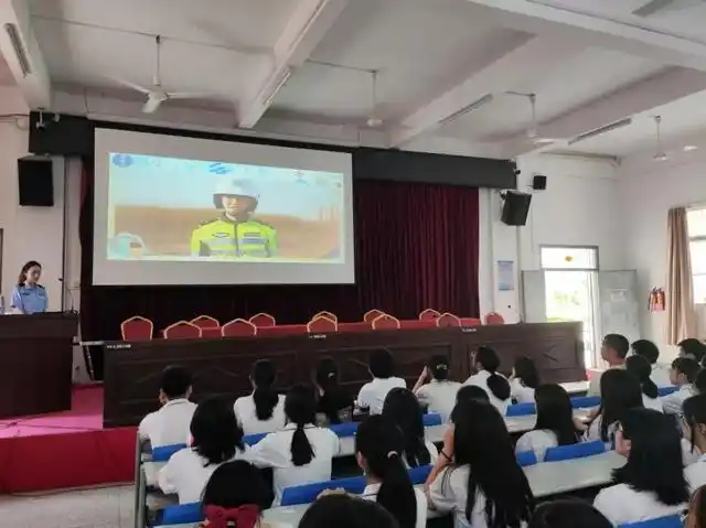 "交通安全,伴我成长"交通安全知识讲座走进司马浦中学