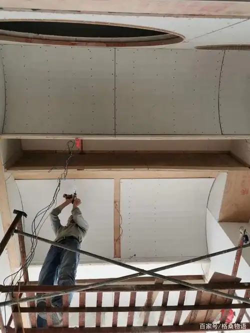 好手艺师傅做圆弧吊顶