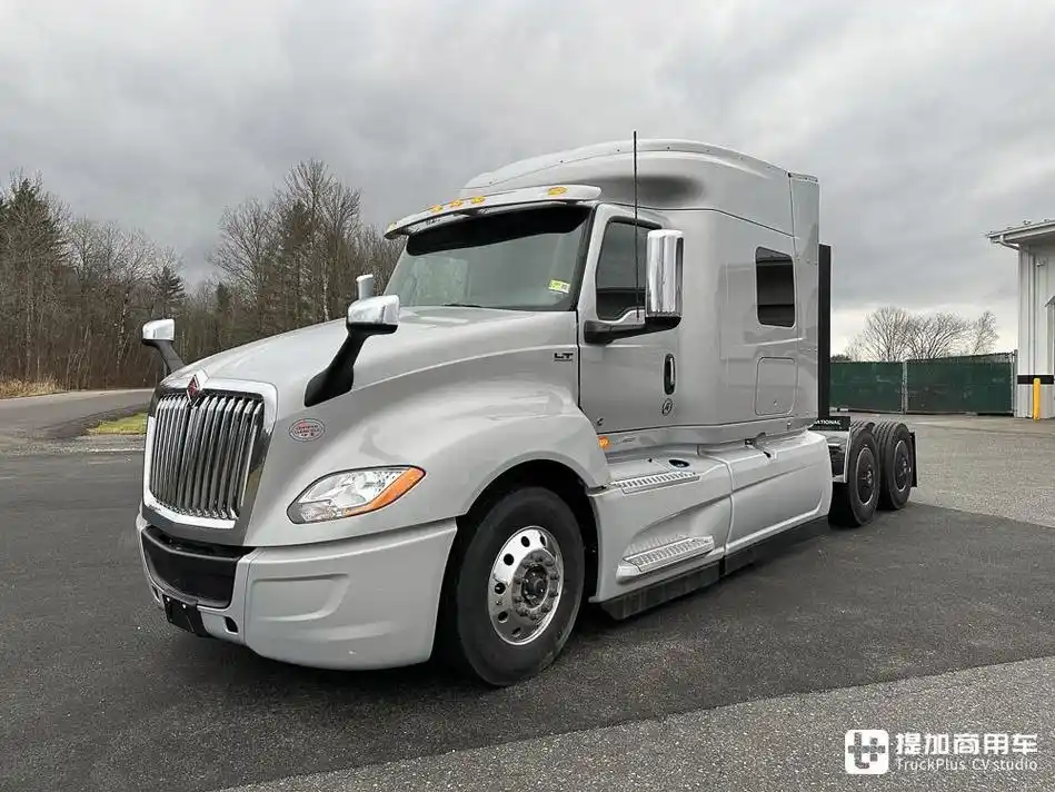 美国万国的旗舰长头卡车,配超大生活舱,实拍万国lt 6x4牵引车