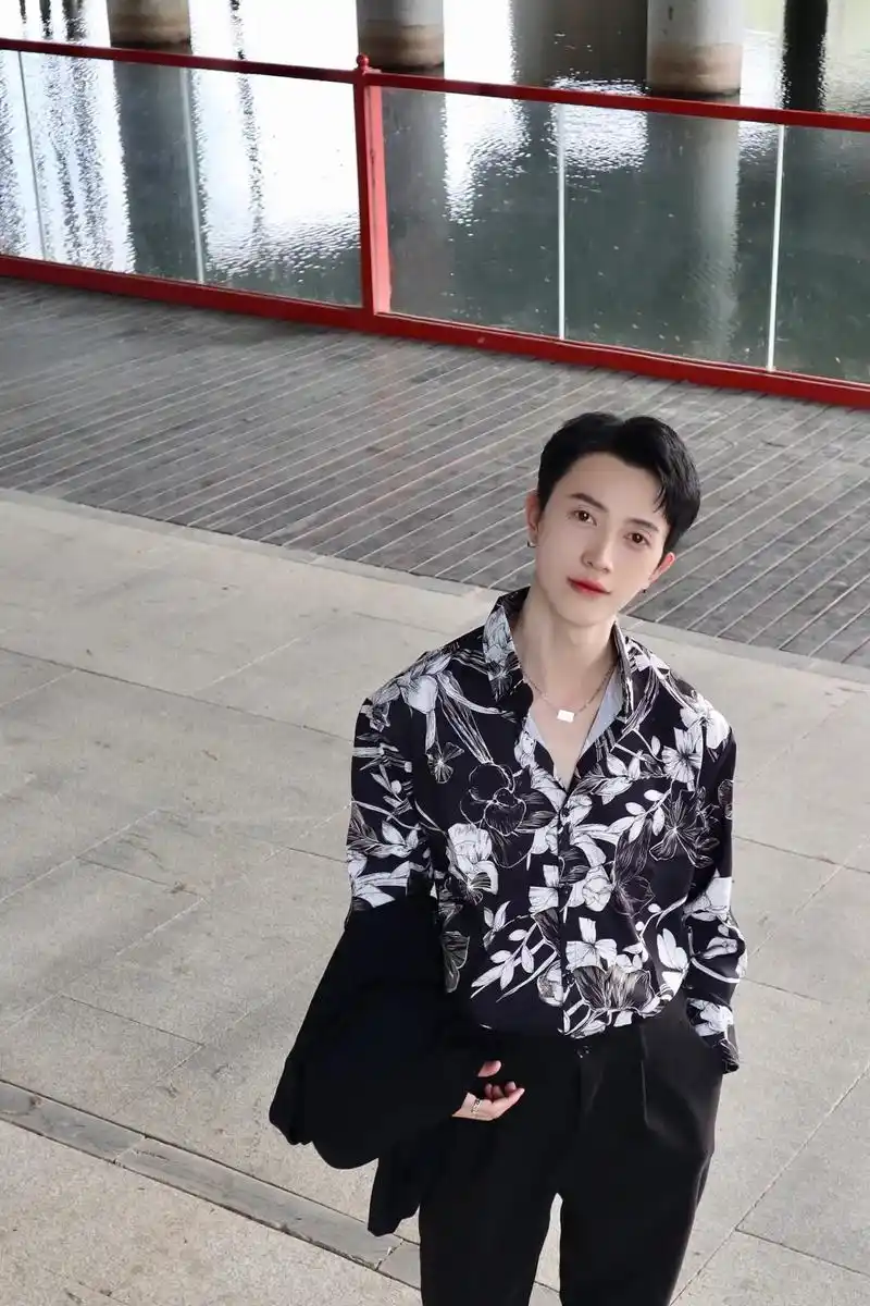 跟大叔谈个恋爱吗?#港风 #复古 #男生写真 #港风穿搭 # - 抖音