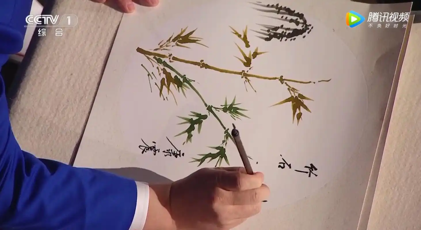 肖战现场画竹,作品满满杀马特风格,调皮的脚抢镜_竹子
