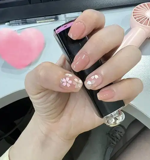 夏日小清新美甲裸色贝母小花瓣