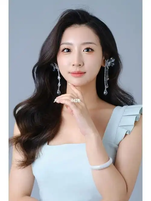 高清原相机下的韩式底妆网红云朵烫造型