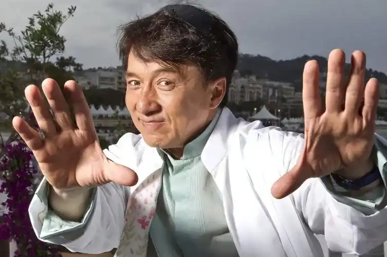 成龙大哥挣的都是辛苦钱,为了拍摄更好的效果,功夫底不一般的他几乎都