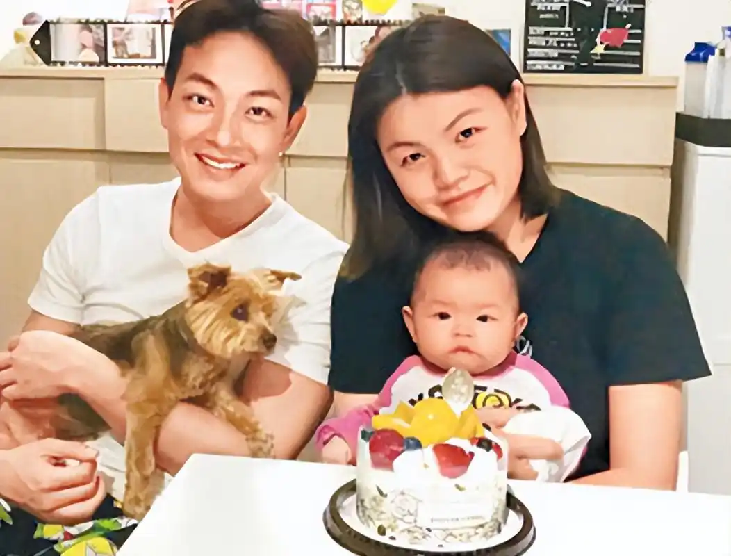 梁烈唯罕秀恩爱庆20周年,甜搂骆保雯面露灿笑,一家人想移居上海