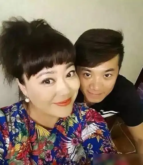 50岁李菁菁罕见晒照与小21岁老公贴脸合影看起来却像母子