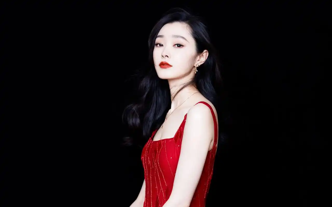 宋轶红色菱纹细闪纱裙性感图片壁纸