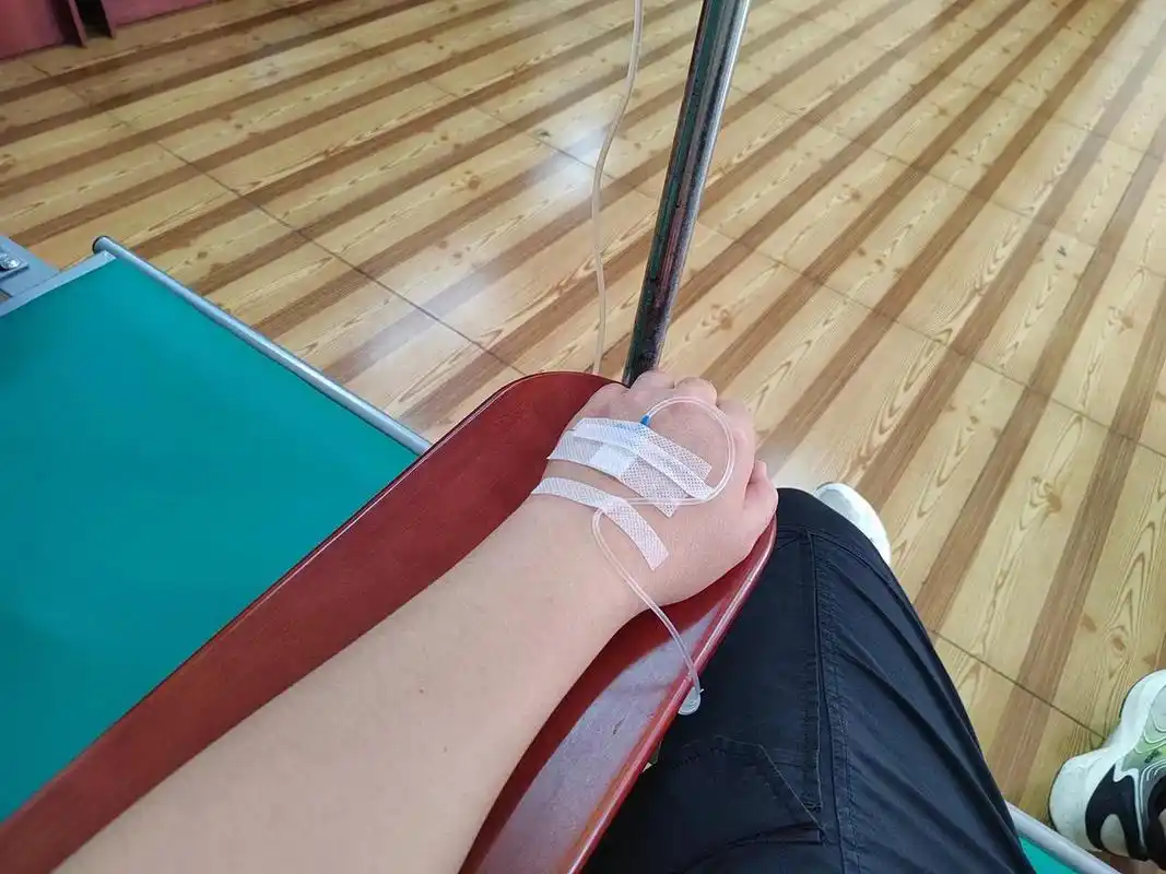 今天我问医生要怎么治疗,医生说肯定打吊针啊,你这个已经拖很久了,要