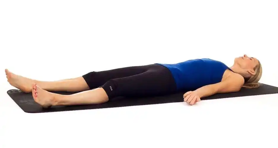 在摊尸式中感受瑜伽习练后的身心滋养