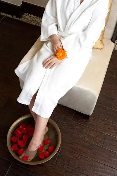 女子泡脚图片_图片大全