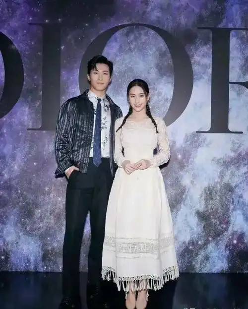 赌王千金何超莲和窦骁秀恩爱一个气质绝佳一个帅气逼人