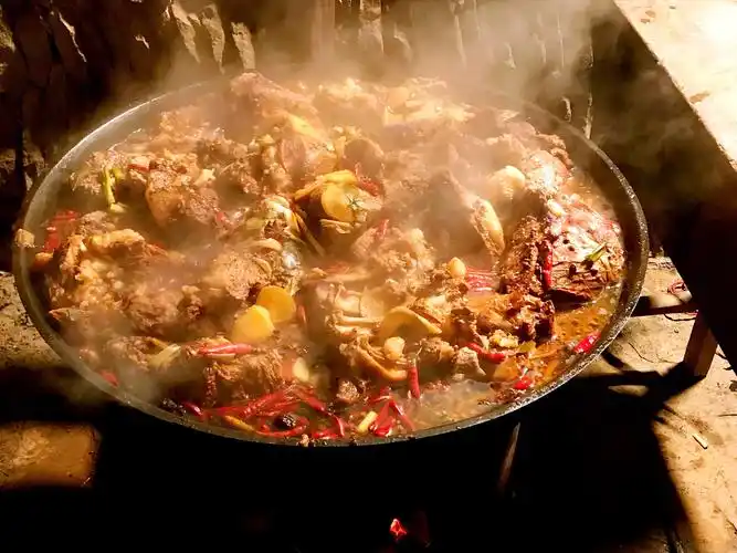 大铁锅炖肉,香味弥漫了半个村,山头刨两棵葱,捣点蒜吧
