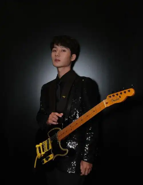 蒋敦豪,中国内地男歌手,出生于新疆博尔塔拉蒙古自治州博乐市.