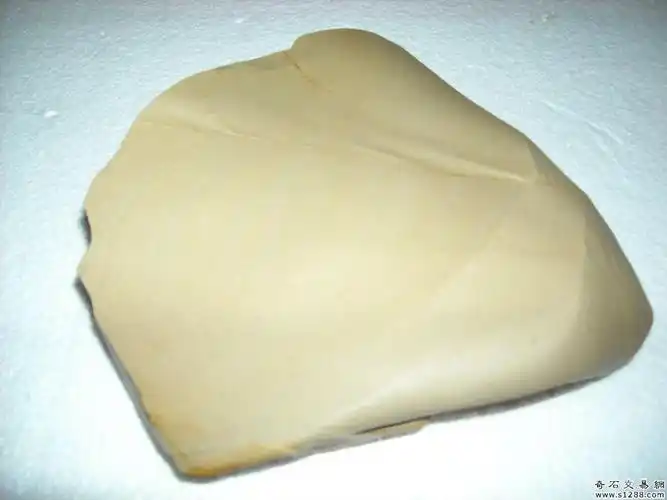 泥石主要产于新疆哈密100公里的南湖戈壁深处,被探石