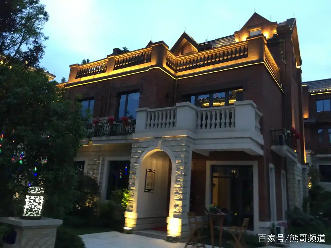 幽静的夜晚,美丽的别墅区夜景