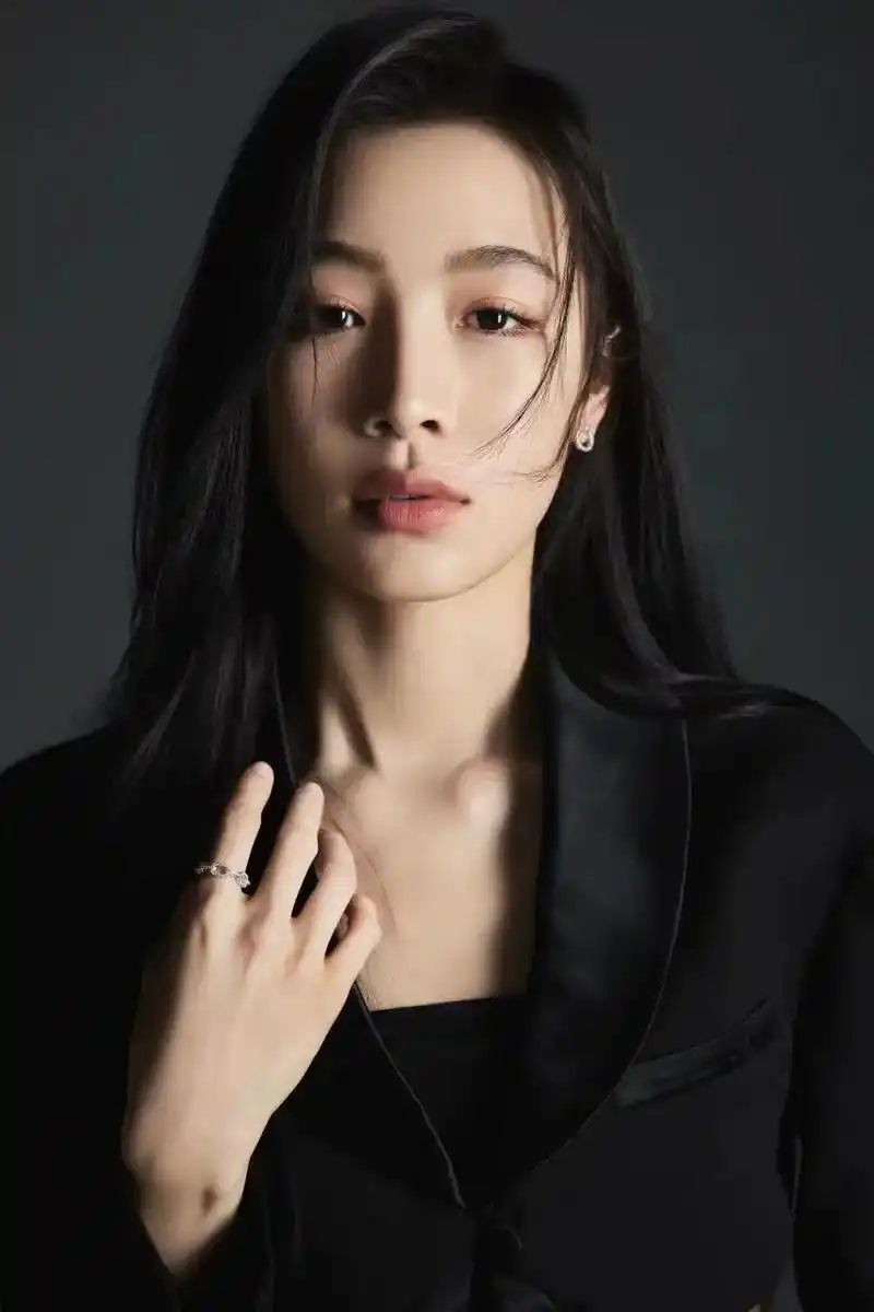 时尚大片 ·#张楠   自在真我 简而有力    - 抖音